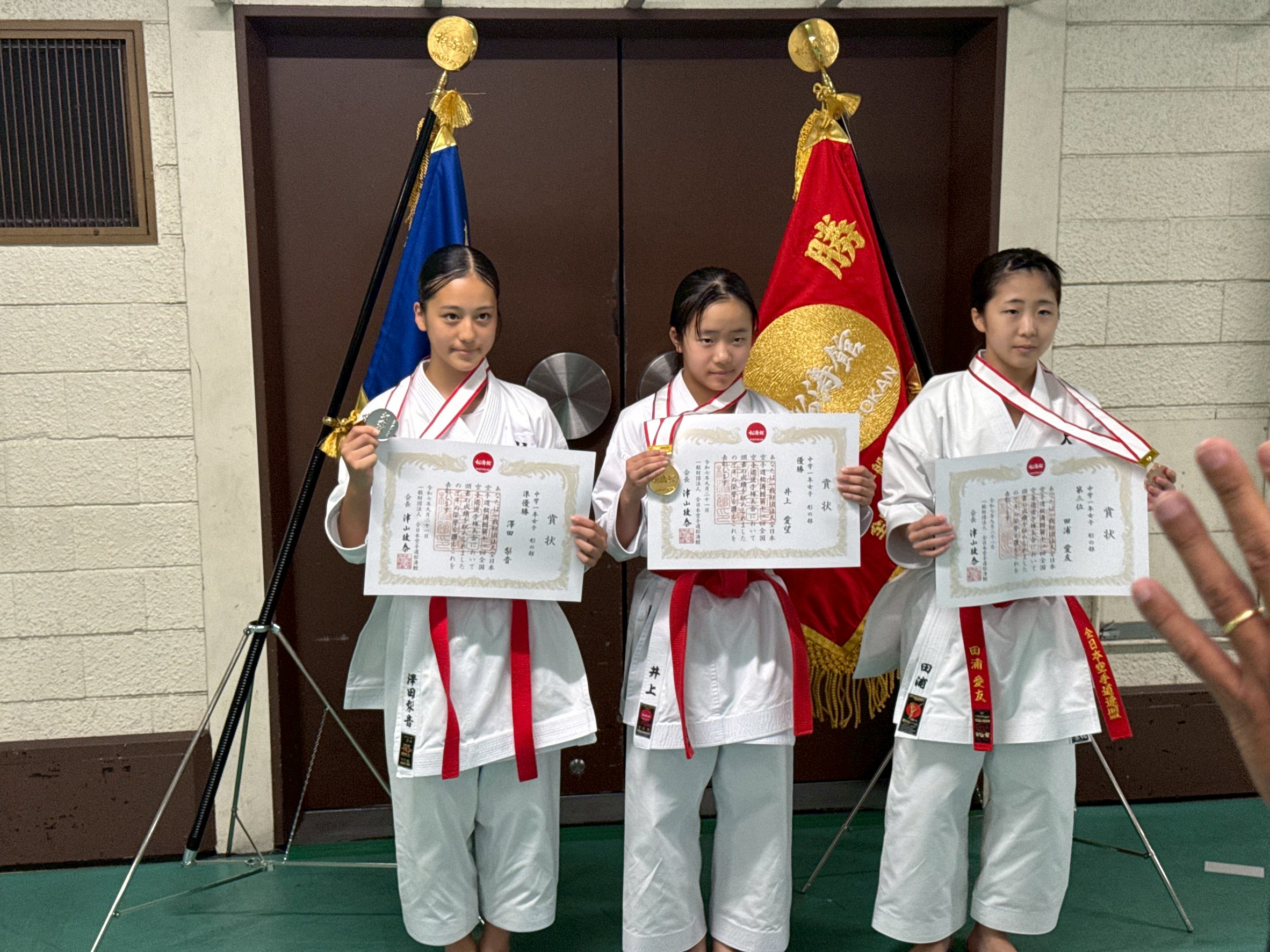 生徒募集しています。伝統空手です。　道場訓は、挑戦です。指導方針は、まずは、感謝から教えます。親への感謝、周りの人への感謝、礼儀を教えます。道場を開いて30年になります。何か目標をもって練習したいと思い、もっか、公認段位の取得と公式試合への挑戦をしています。小学生3年でも少年２段取得してます。頑張りましょう。